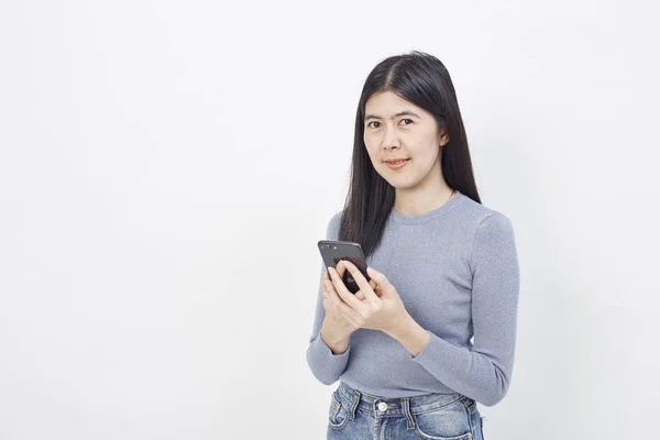 Aziatische Vrouw Gebruik Van Mobiele Telefoon Smiling Tiener Meisje Voor — Stockfoto