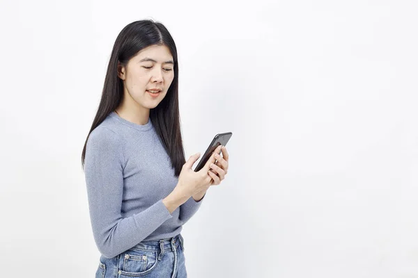 Asiático Mulher Uso Celular Sorrindo Adolescente Mensagem Texto Menina Seu — Fotografia de Stock