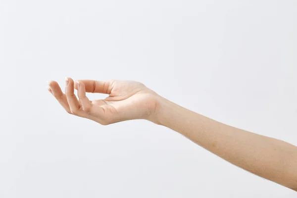 Beyaz arka plan üzerinde izole güzel kadın eli. Yukarı palm, yakın çekim.