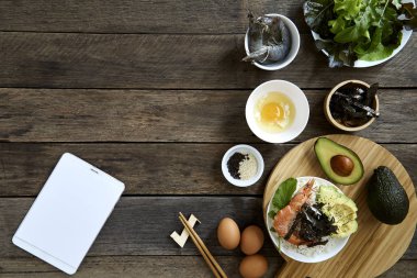 Avokado temiz pirinç sashimi Poke kase karides ve sağlıklı gıda concept.on koyu ahşap arka plan, üstten görünüm - görüntü dengeli