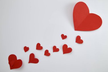Beyaz arka plan, güzel kağıt kırmızı kalpler yakın çekim-görüntü