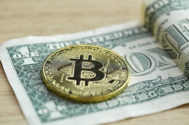 Bitcoin. Fiziksel bit sikke. Dijital para. Cryptocurrency. Ahşap masa arka plan yansıması, iş büyüme ile bitcoin sembolü ile altın sikke