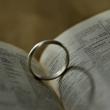 Arka plan eski gümüş yüzük halkasının ilgili bir kitap ve ifadeler, Sevgililer kavramı ilk aşk.