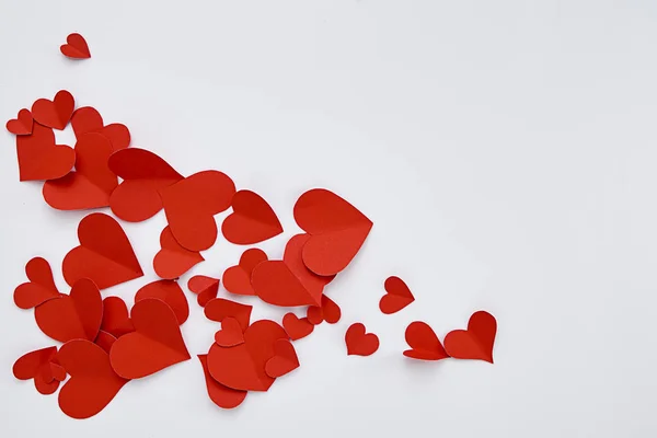 Beyaz arka plan, güzel kağıt kırmızı kalpler yakın çekim-görüntü