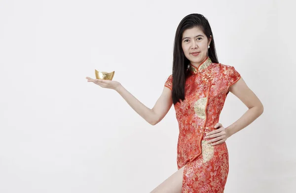 Красива Ділова Жінка Китайському Традиційному Одязі Холдинг Китайського Золотого Злиток — стокове фото