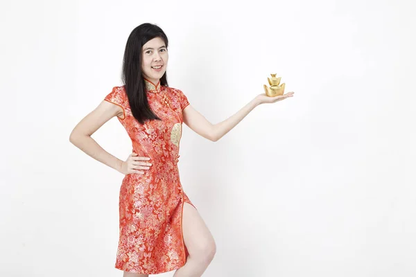 Όμορφη Γυναίκα Επιχείρηση Κινέζικο Παραδοσιακό Φόρεμα Κρατώντας Κινέζικο Χρυσό Τάλαντο — Φωτογραφία Αρχείου