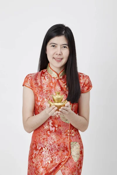 Mulher Negócios Bonita Vestido Tradicional Chinês Segurando Lingote Ouro Chinês — Fotografia de Stock