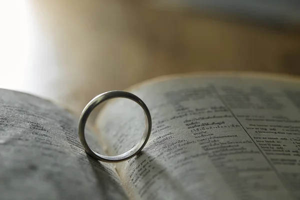 Fondo Abstracto Anillo Plata Anillo Viejo Libro Primera Redacción Amor —  Fotos de Stock