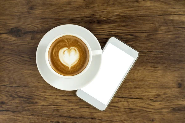 Чашка Кофе Рисунком Сердца Белой Чашке Смартфон Деревянном Фоне Вид — стоковое фото