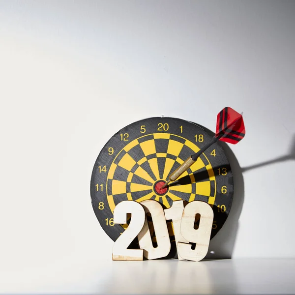 Nytt 2019 Darttavla Hängande Med Röda Dart Hit Vid Målet — Stockfoto