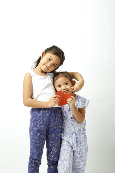 Beyaz Arka Plan Üzerinde Sevimli Asya Kız Aşk Kalp Şeklinde — Stok fotoğraf