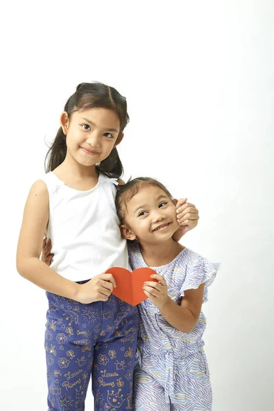 Portré Két Vonzó Lány Holding Egy Szív Alakú Papírt Aranyos — Stock Fotó