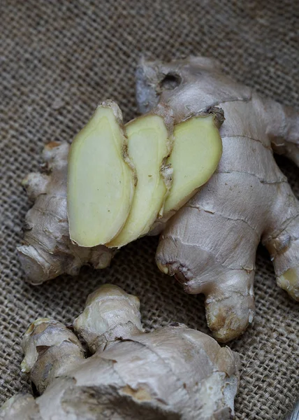 Gros Plan Épices Fraîches Tranchées Racine Gingembre Sur Une Table — Photo