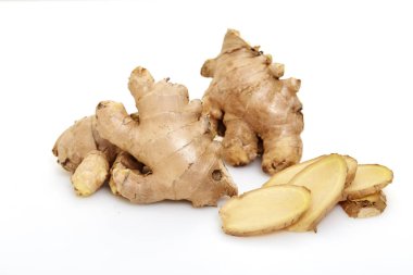 Taze zencefil kökü baharat veya rizom beyaz arka plan üzerinde izole