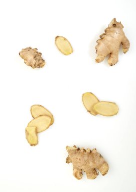 Taze zencefil kökü baharat veya rizom beyaz arka plan üzerinde izole