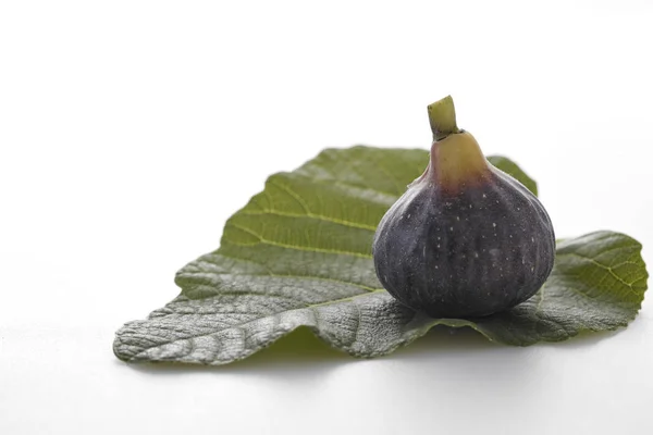 Feigenfrüchte Mit Blättern Auf Weißem Hintergrund Violetten Nährstoffen Lebensmittelfotografie — Stockfoto