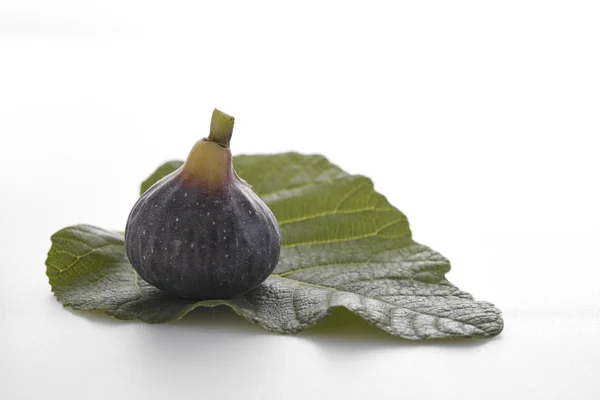 Figues Avec Feuilles Isolées Sur Fond Blanc Nutriments Violets Photographie — Photo
