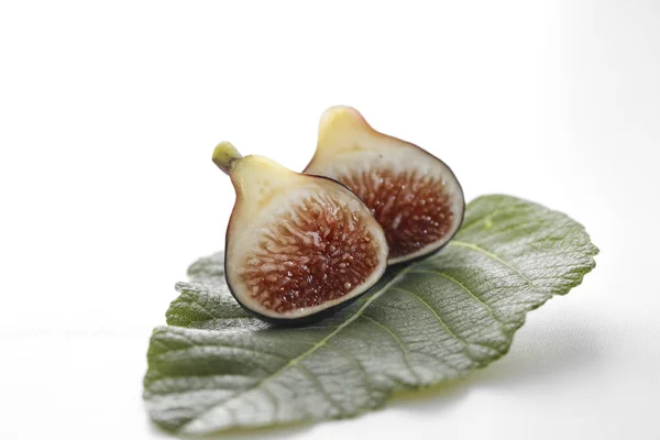 Feigenfrüchte Mit Blättern Auf Weißem Hintergrund Violetten Nährstoffen Lebensmittelfotografie — Stockfoto