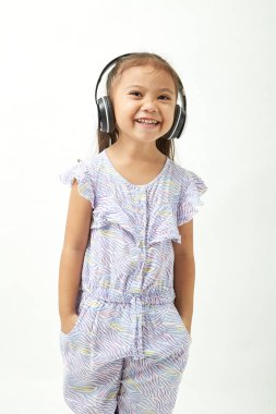 Kulaklık Asya Küçük kız müzik dinlerken ve kopyalama alanı alanına bakıyor