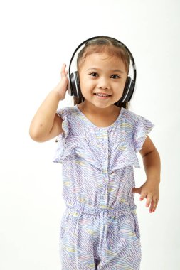 Kulaklık Asya Küçük kız müzik dinlerken ve kopyalama alanı alanına bakıyor