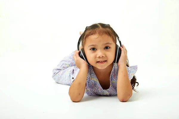 Menina Asiática Fones Ouvido Ouvindo Música Olhando Para Área Espaço — Fotografia de Stock