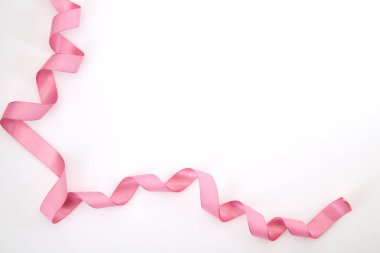Beyaz arka plan üzerine kıvrılmış pembe şerit, tasarım için boş alan