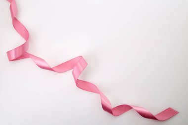 Beyaz arka plan üzerine kıvrılmış pembe şerit, tasarım için boş alan
