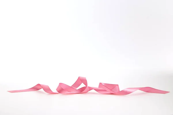 Закручена Рожева Стрічка Білому Тлі Порожній Простір Дизайну — стокове фото