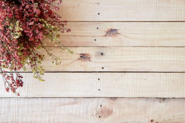 Ahşap rustik arka plan üzerinde Kurutulmuş renkli çiçekler bahar, Metin için Boşluk, havai, düz yatıyordu