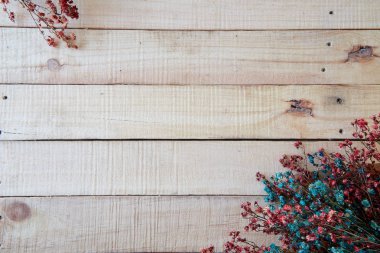 Ahşap rustik arka plan üzerinde Kurutulmuş renkli çiçekler bahar, Metin için Boşluk, havai, düz yatıyordu