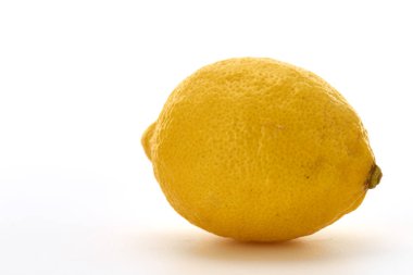 Tropikal meyve Beyaz arka plan üzerinde Bir Bütün olgun limon, Düz yatıyordu