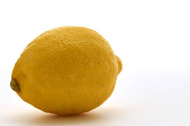 Tropikal meyve Beyaz arka plan üzerinde Bir Bütün olgun limon, Düz yatıyordu
