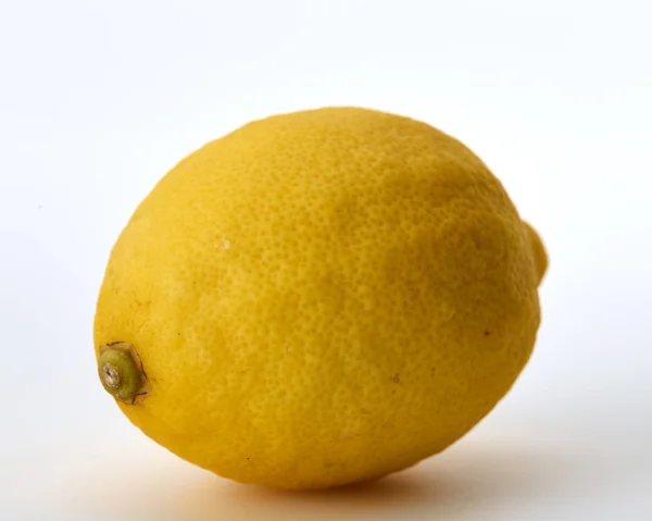 トロピカルフルーツ1全体熟したレモンを白い背景に フラットレイ — ストック写真