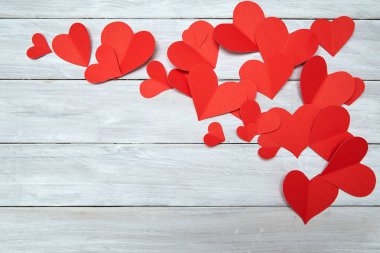 Kırmızı kağıt şekli kalpleri beyaz ahşap arka plan, Sevgililer Günü için süslemeler, tasarım için boş alan izole