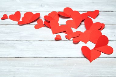 Kırmızı kağıt şekli kalpleri beyaz ahşap arka plan, Sevgililer Günü için süslemeler, tasarım için boş alan izole