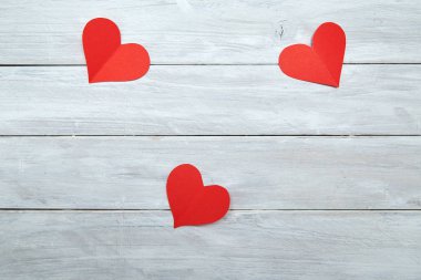 Kırmızı kağıt şekli kalpleri beyaz ahşap arka plan, Sevgililer Günü için süslemeler, tasarım için boş alan izole