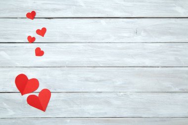 Kırmızı kağıt şekli kalpleri beyaz ahşap arka plan, Sevgililer Günü için süslemeler, tasarım için boş alan izole