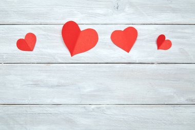 Kırmızı kağıt şekli kalpleri beyaz ahşap arka plan, Sevgililer Günü için süslemeler, tasarım için boş alan izole