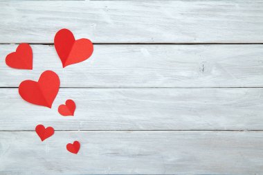 Kırmızı kağıt şekli kalpleri beyaz ahşap arka plan, Sevgililer Günü için süslemeler, tasarım için boş alan izole