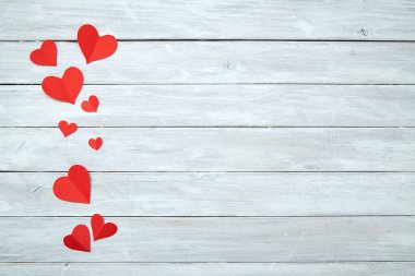 Kırmızı kağıt şekli kalpleri beyaz ahşap arka plan, Sevgililer Günü için süslemeler, tasarım için boş alan izole
