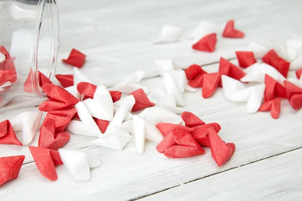 Valentinstag Symbolisiert Liebe Rote Und Weiße Origami Herzen Glasflasche Weißen — Stockfoto