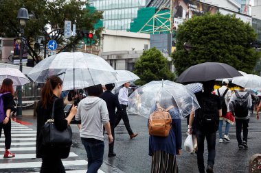 Tokyo Japonya, Eyl 21 ,2018, Tokyo Shibuya sokakta şemsiye tutan insanlar, Japonya. Ünlü scramble yaya geçidi günde 2,5 milyondan fazla kişi tarafından kullanılmaktadır. şehir, Tokyo Japonya'da