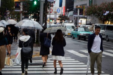 Tokyo Japonya, Eyl 21 ,2018, Tokyo Shibuya sokakta şemsiye tutan insanlar, Japonya. Ünlü scramble yaya geçidi günde 2,5 milyondan fazla kişi tarafından kullanılmaktadır. şehir, Tokyo Japonya'da