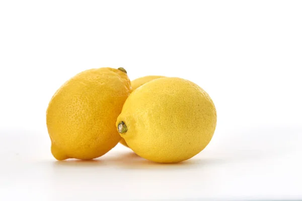 Tres Limones Maduros Aislados Sobre Fondo Blanco Espacio Vacío — Foto de Stock