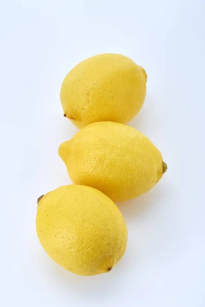 Kolme Kypsää Sitruunaa Eristetty Valkoisella Taustalla Tyhjä Tila — kuvapankkivalokuva