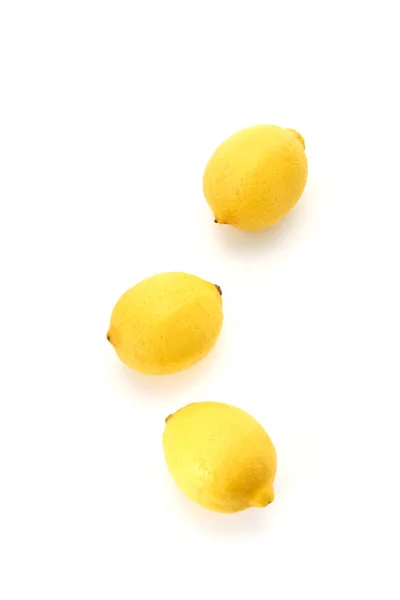 Tre Limoni Maturi Isolati Sfondo Bianco Spazio Vuoto — Foto Stock