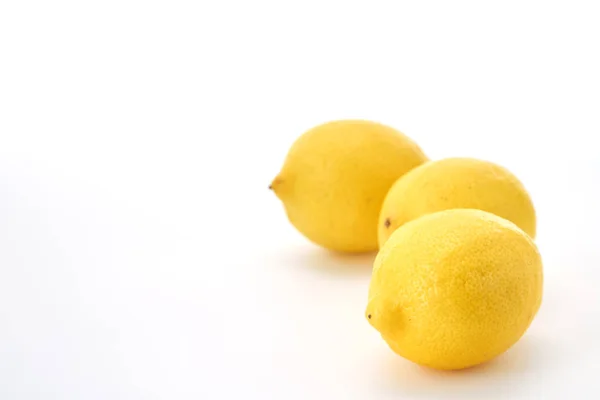 Tres Limones Maduros Aislados Sobre Fondo Blanco Espacio Vacío — Foto de Stock