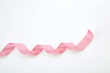 Beyaz arka plan üzerinde izole tatil pembe kurdele