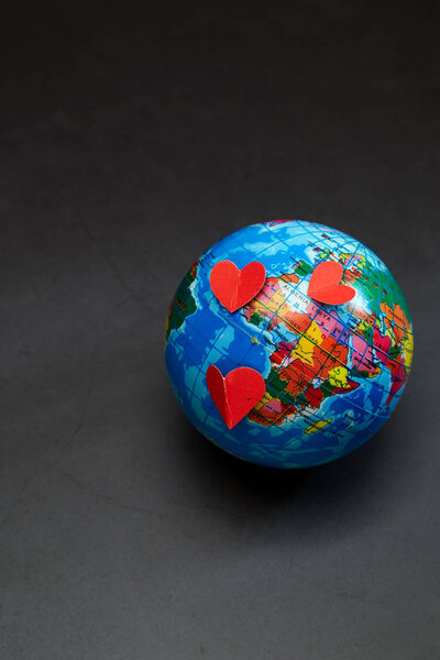 Всемирный день святого Валентина Концепция Земли с сердцем на темном фоне
