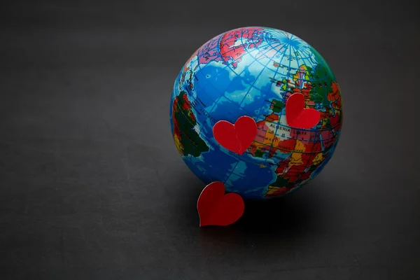 Global Valentines Day Concetto Terra Con Cuore Sfondo Scuro — Foto Stock